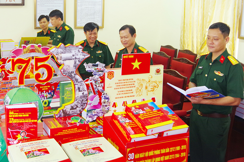 Bộ CHQS tỉnh tổ chức chấm các tác phẩm tham gia Cuộc thi tìm hiểu “30 năm Ngày hội Quốc phòng toàn dân (QPTD) - 75 năm Ngày thành lập QĐND Việt Nam.