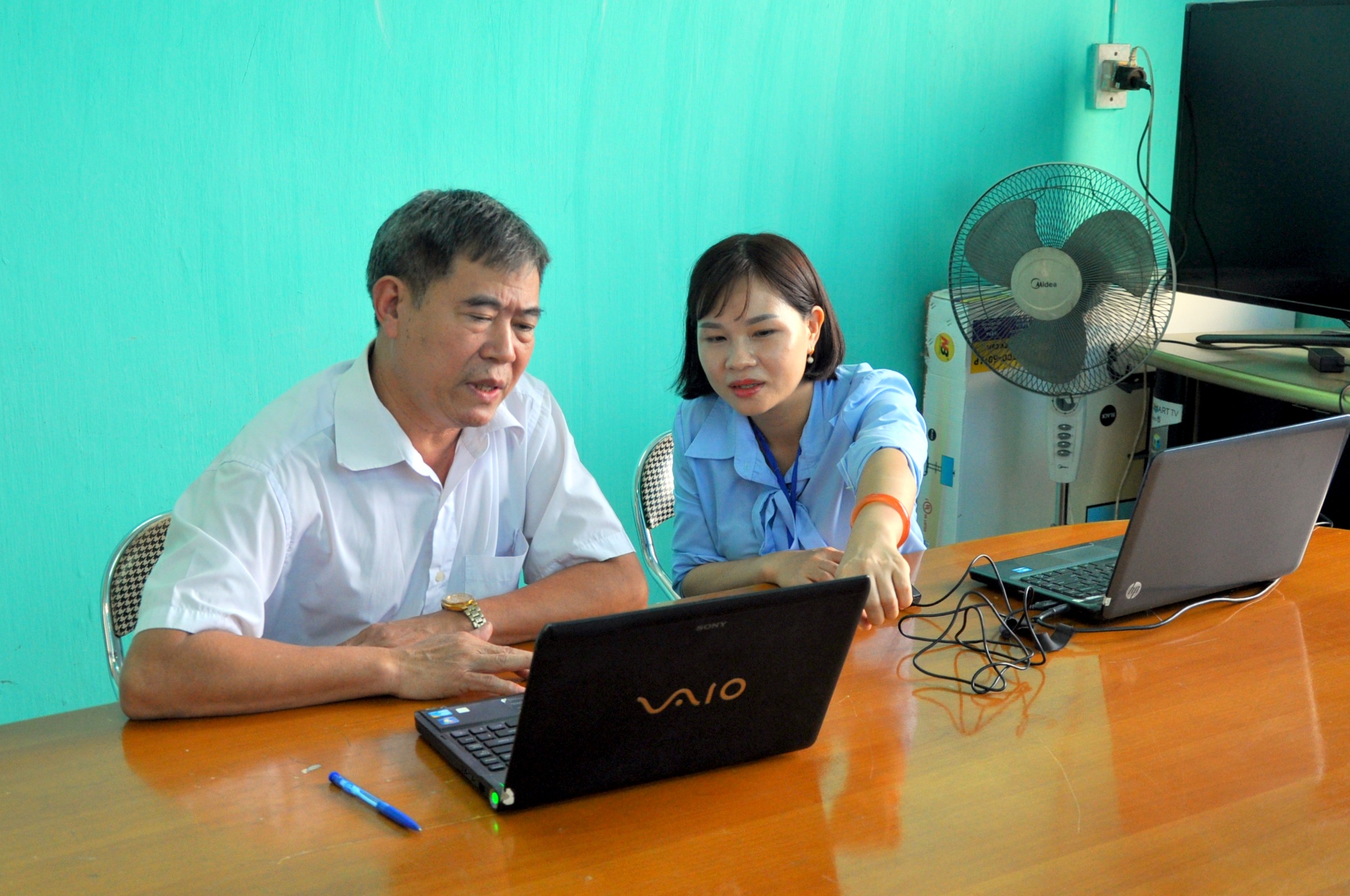Cán bộ, đảng viên trên địa bàn phường Hà Lầm (TP Hạ Long) tìm hiểu, nghiên cứu và tham dự Cuộc thi “90 năm- Vinh quang Đảng cộng sản Việt Nam”.