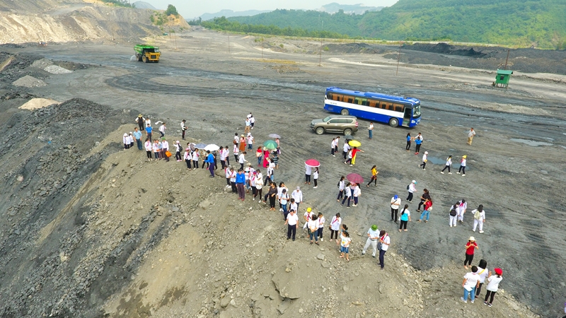 Học sinh tham quan tìm hiểu về công việc khai thác than tại mỏ than Núi Béo