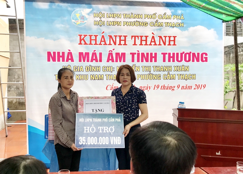 Hội LHPN TP Cẩm Phả bàn giao nhà mái ấm cho chị Nguyễn Thị Thanh Xuân, khu Nam Thạch, Cẩm Thạch.