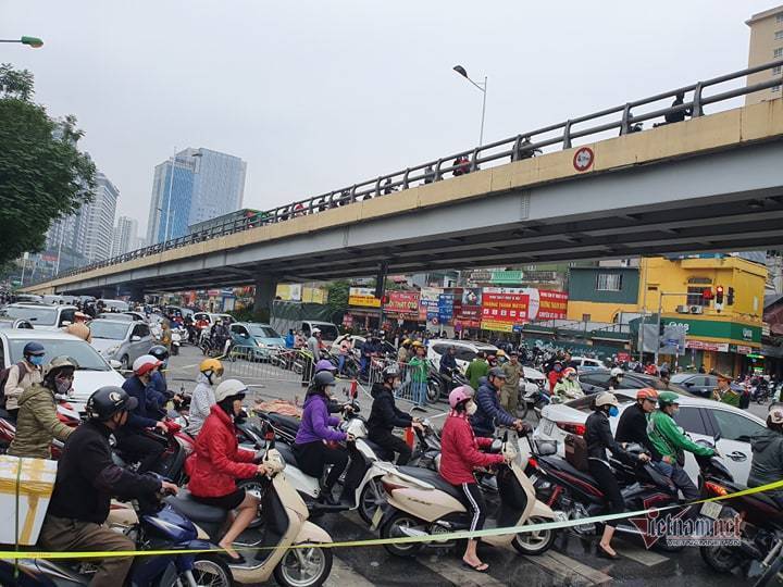 Khói bốc nghi ngút trên các tuyến Lê Văn Lương, Nguyễn Ngọc Vũ, Láng. Vụ tai nạn xảy ra đúng giờ cao điểm gây ùn tắc nghiêm trọng.