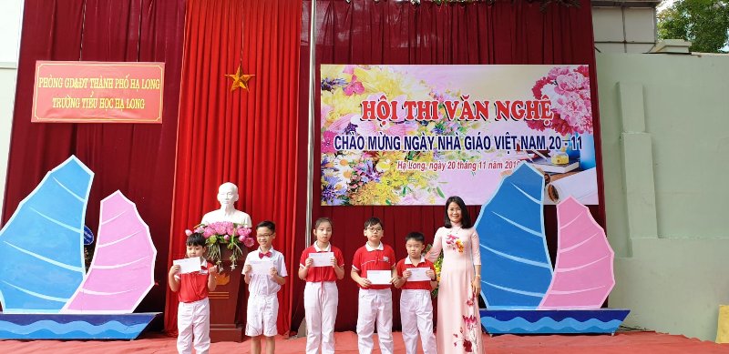 Hiệu trưởng trường TH Hạ Long trao phần thưởng cho các em học sinh đạt thành tích cao trong đợt thi đua chào mừng ngày nhà giáo Việt Nam 20/11