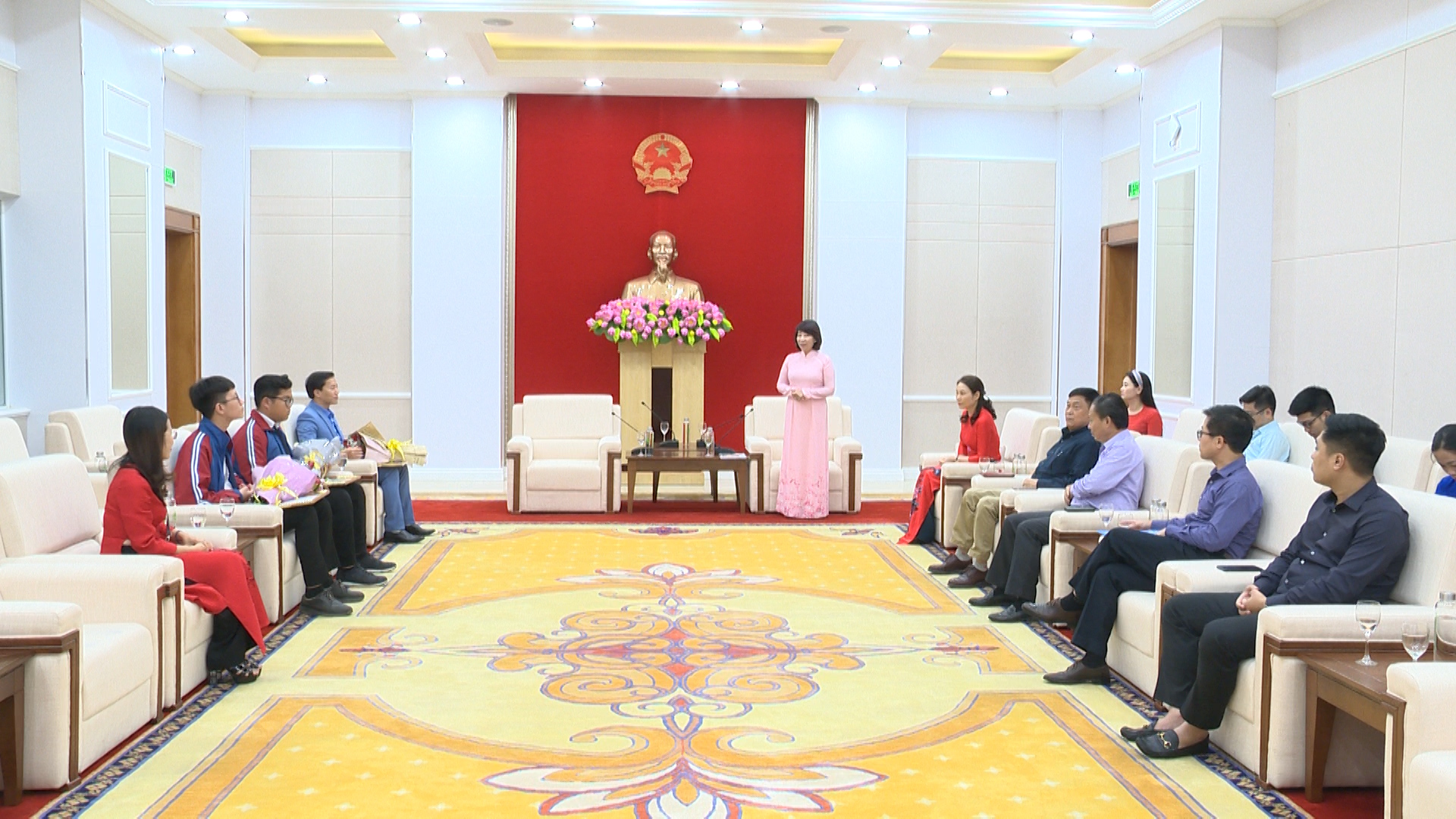 Đ/c Vũ Thị Thu Thủy, Phó chủ tịch UBND tỉnh phát biểu tại buổi khen thưởng