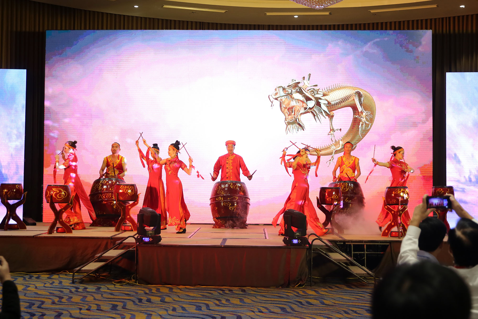 Các tiết mục văn nghệ mang đậm bản sắc văn hóa Việt Nam được biểu diễn trong đêm gala.