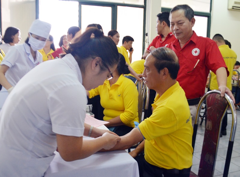 Cán bộ, nhân viên Bưu điện tỉnh Quảng Ninh tham gia hiến máu nhân đạo.