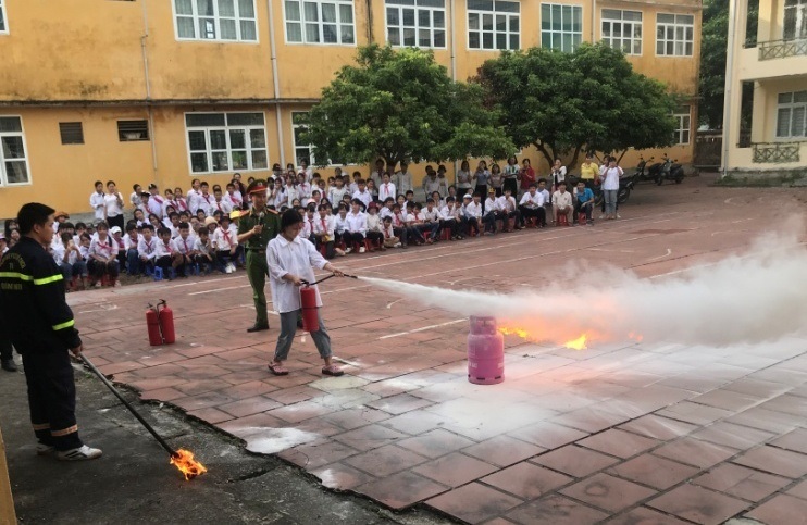 Hướng dẫn học sinh sử dụng bình chữa cháy dập lửa bình gas.