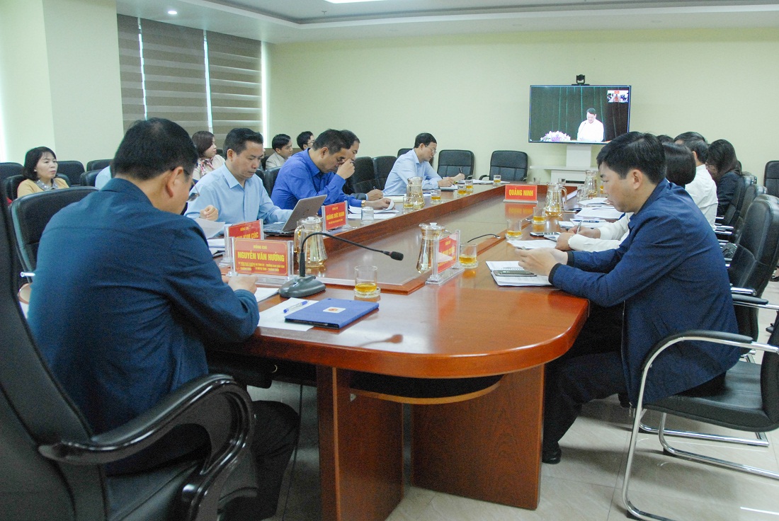 Các đại biểu lắng nghe Ban Thường trực Ủy ban Trung ương MTTQ Việt Nam quán triệt các nội dung Nghị quyết Đại hội IX.