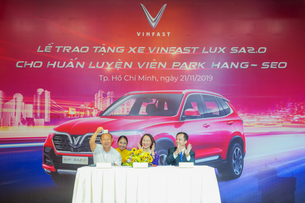 HLV Park Hang-seo vui vẻ khoe bằng lái xe tại Việt Nam để chứng minh ông đủ điều kiện lái xe trên đường.