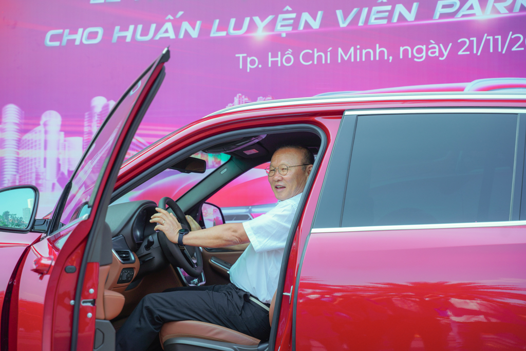 HLV Park Hang-seo chụp hình bên mẫu xe VinFast Lux SA2.0 phiên bản cao cấp.