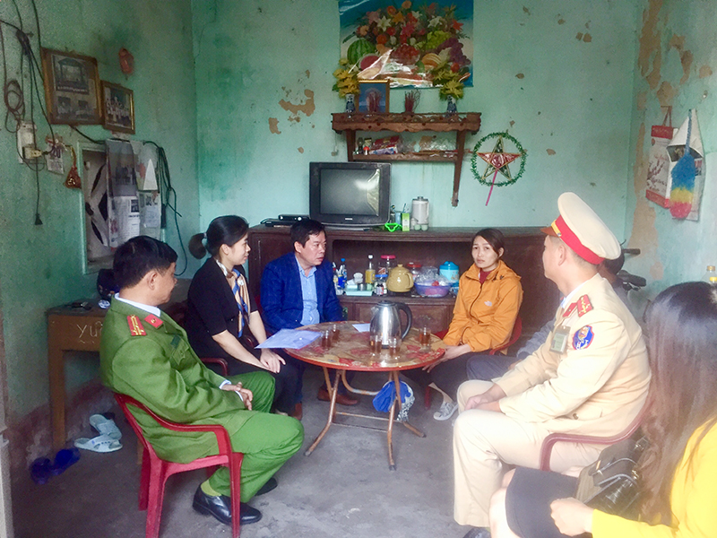 Đoàn đã đến thăm hỏi động viên gia đình chị Phạm Thị Trịnh, thôn 2, xã Đường Hoa