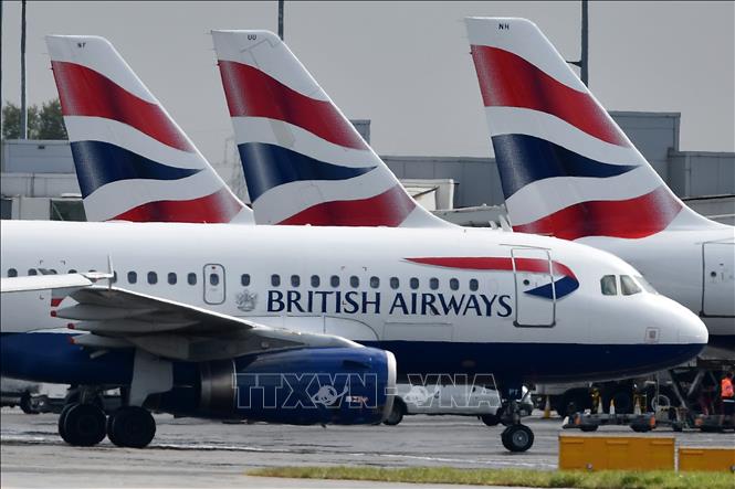 Máy bay của Hãng hàng không Anh British Airways đỗ tại sân bay London Heathrow ở London, Anh. Ảnh: AFP/TTXVN