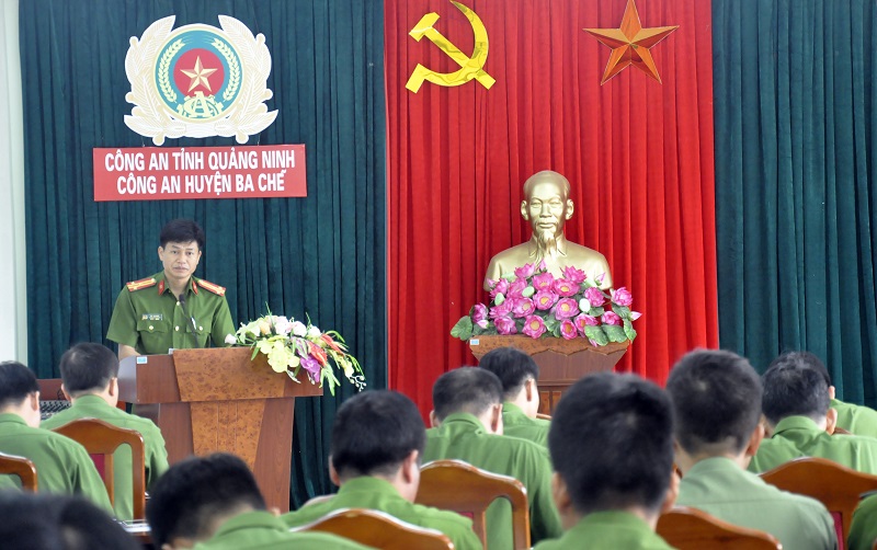 Thượng tá Hà Giang, Bí thư Đảng ủy, Trưởng Công an huyện Ba Chẽ quán triệt, triển khai chương trình kế hoạch thực hiện Chỉ thị 05 đến CBCS đơn vị.