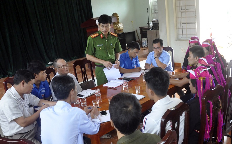 Lãnh đạo Công an huyện Ba Chẽ luôn gần dân, sát dân tại Thôn Khe Hố, xã Nam Sơn để kịp thời giải quyết cá vấn đề liên quan đến an ninh chính trị, TTATXH tại địa phương (Tháng 10/2019).