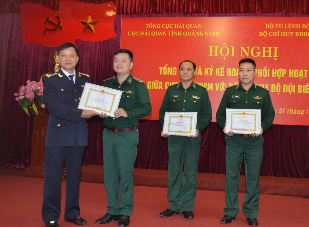 Đồng chi Nguyễn Văn Nghiên, Cục trưởng Cục Hải quan tỉnh tặng bằng khen cho các tập
