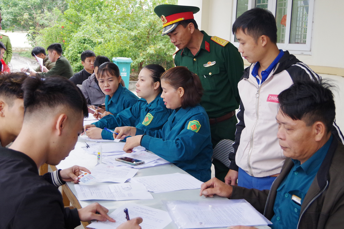 Thượng tá Lê Quang Hào, Chỉ huy trưởng Ban CHQS TX Đông Triều, kiểm tra công tác khám tuyển NVQS tại Trạm Y tế phường Đức Chính (TX Đông Triều).