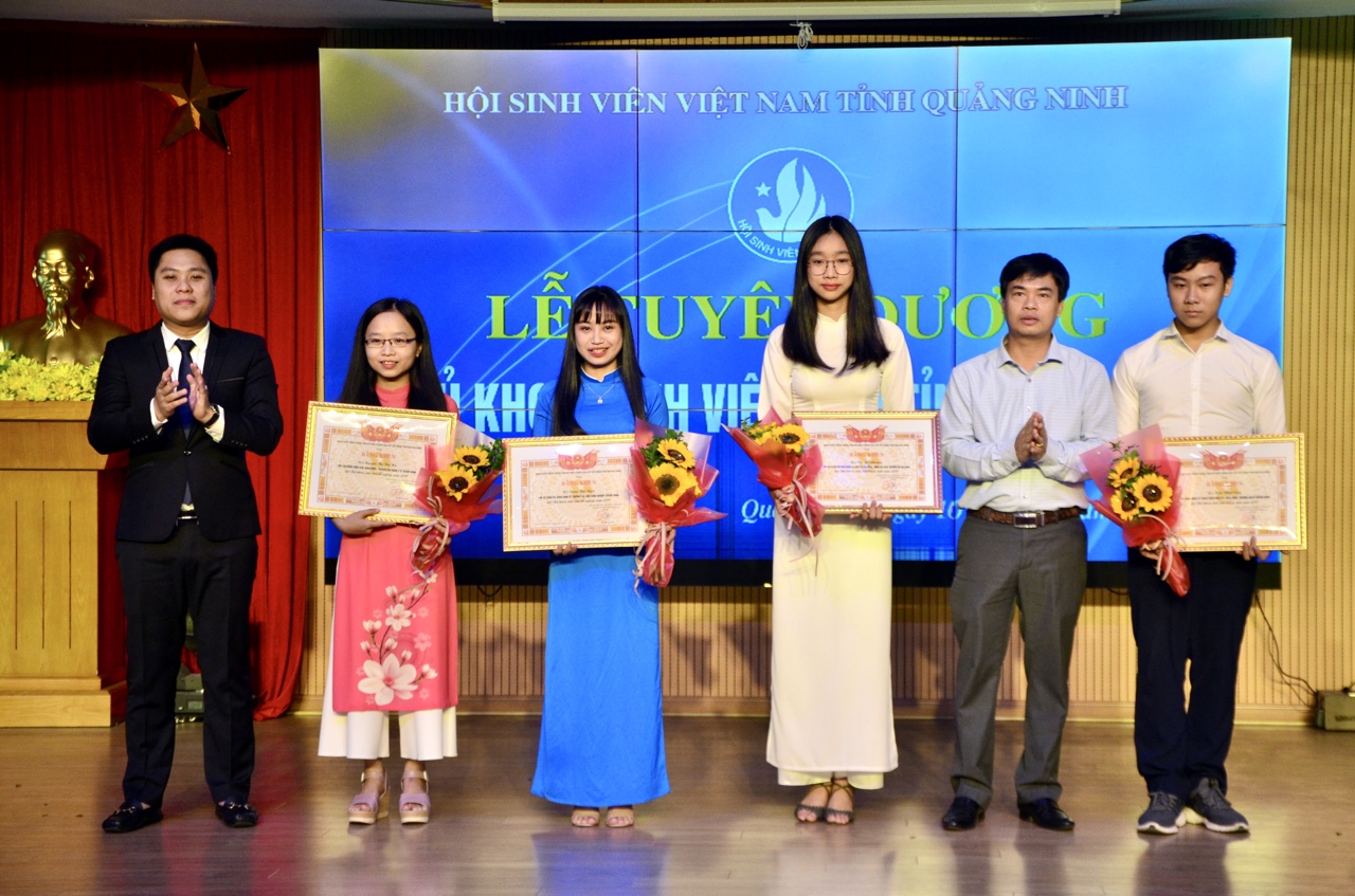 Đồng chí Phạm Hồng Thái, Phó Bí thư Tỉnh Đoàn, Chủ tịch Hội Sinh viên Quảng Ninh trao bằng khen cho các sinh viên có thành tích xuất sắc trong phong trào 