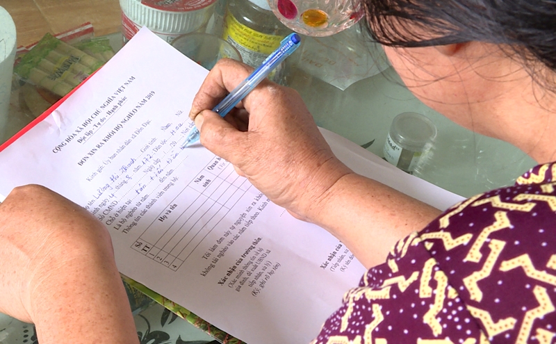 Bà Lương Thị Thanh, hộ duy nhất trên địa bàn xã Đồn Đạc viết đơn xin thoát nghèo năm 2019