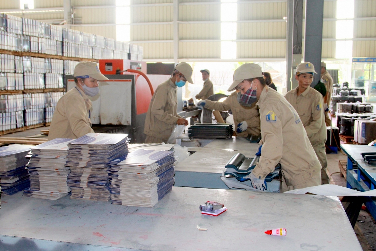 Công nhân Công ty CP Thanh Tuyền đóng gói các snả phẩm gạch ngói không nung.