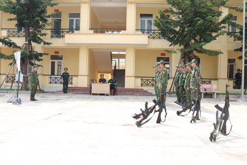 Thiếu tá Phạm Quang Huy, Đồn trưởng Đồn Biên phòng cửa khẩu cảng Cẩm Phả lên lớp giảng bài về xử lý tình huống bảo vệ đơn vị. Ảnh: Viết Hà