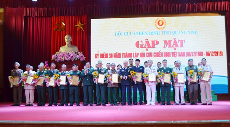 Lãnh đạo Hội CCB tỉnh tôn vinh 30 Chi hội trưởng Hội CCB đã có thành tích xuất sắc trong xây dựng tổ chức Hội nhân kỷ niệm 30 năm ngày truyền thống Hội CCB Việt Nam. 