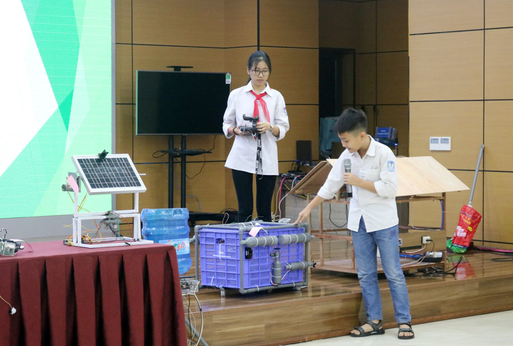 Học sinh Trường THCS Lý Tự Trọng (TP Cẩm Phả) thuyết trình về mô hình dọn rác dưới đáy biển tại Hội thi Sáng tạo TTN, NĐ tỉnh Quảng Ninh lần thứ V.