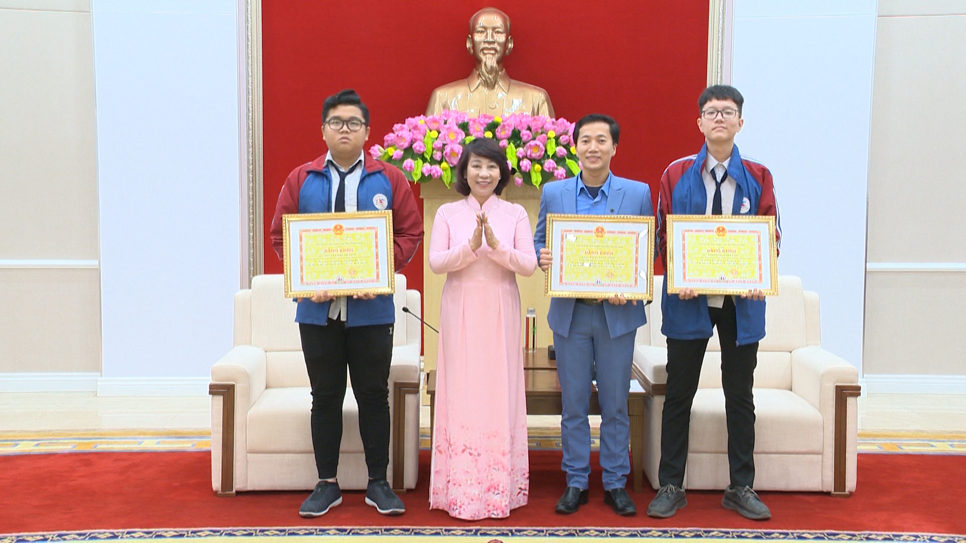 Đồng chí Vũ Thị Thu Thủy, Phó Chủ tịch UBND tỉnh, trao bằng khen của UBND tỉnh cho giáo viên, học sinh đoạt HCB Cuộc thi Phát minh sáng chế quốc tế INOVA.