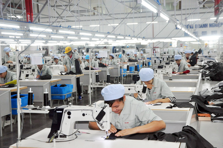 Sản xuất kinh doanh hàng may mặc tại Công ty TNHH May mặc Hoa Lợi Đạt Việt Nam (KCN Cảng biển Hải Hà).