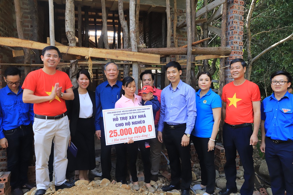 Hỗ trợ 25 triệu xây dựng nhà tình nghĩa cho hộ gia đình chị La Thị Phương, thôn Co Nhan I, xã Tình Húc.