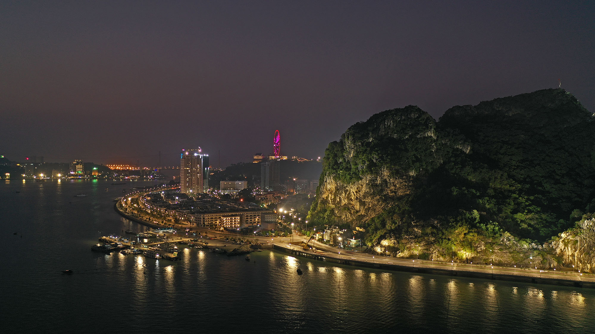 Với mục đích tô điểm lên vẻ đẹp của ngọn núi vào ban đêm, UBND Thành phố Hạ Long vừa đầu tư và đưa vào thử nghiệm hệ thống chiếu sáng cảnh quan núi Bài Thơ.
