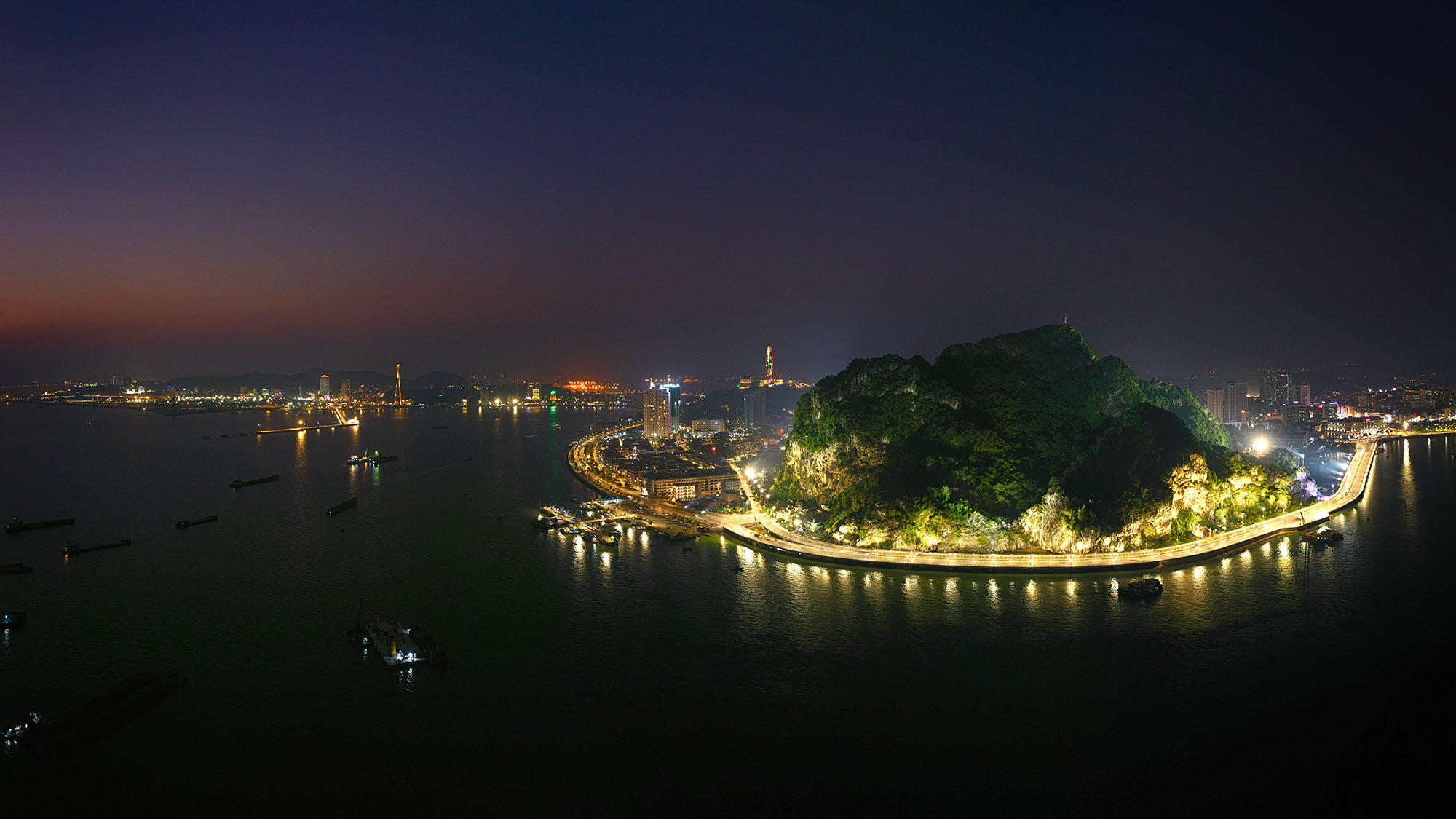 Núi Bài Thơ rực sáng khi đêm về sẽ trở thành điểm đến hấp dẫn và góp phần khai thác tiềm năng du lịch của thành phố Hạ Long nói riêng và tỉnh Quảng Ninh nói chung