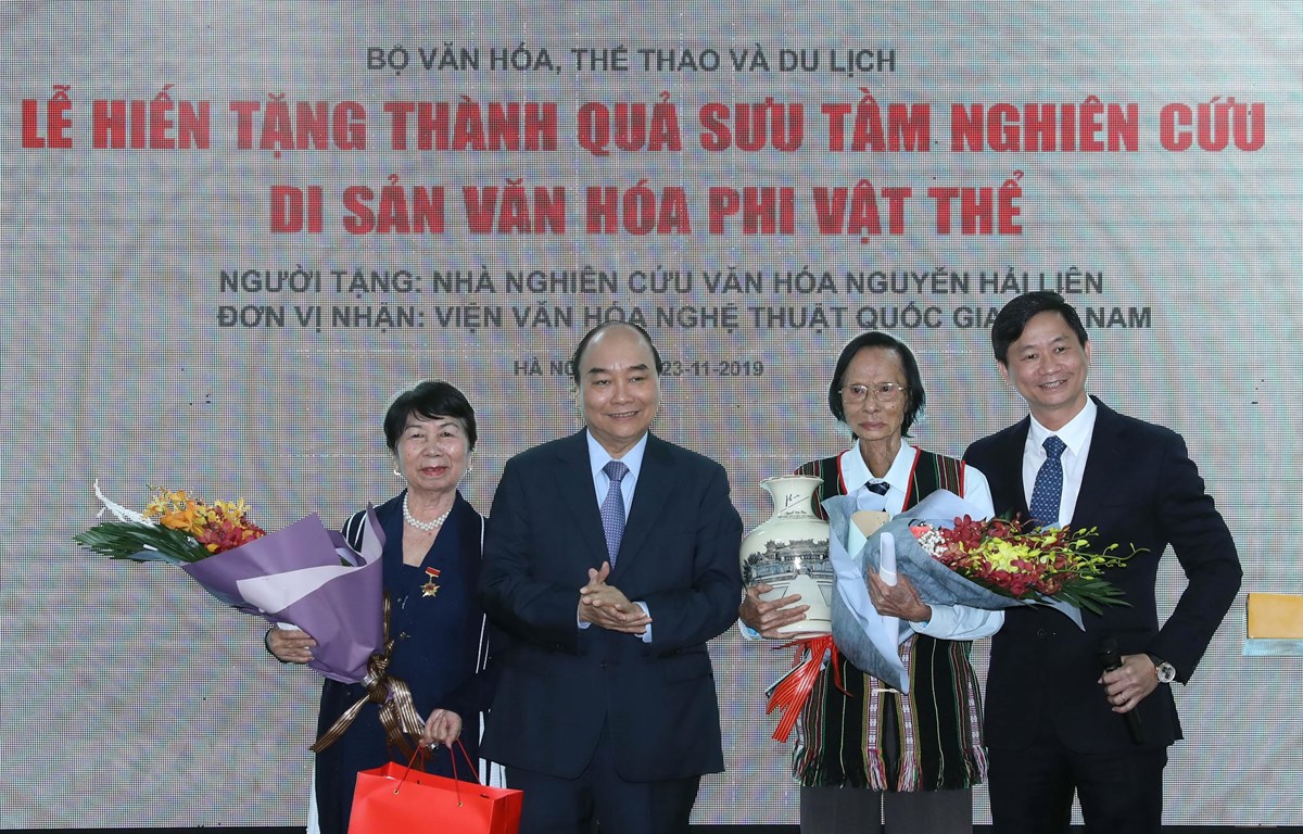 Thủ tướng Nguyễn Xuân Phúc tặng hoa Nhà nghiên cứu văn hoá Nguyễn Hải Liên. (Ảnh: Thống Nhất /TXVN)
