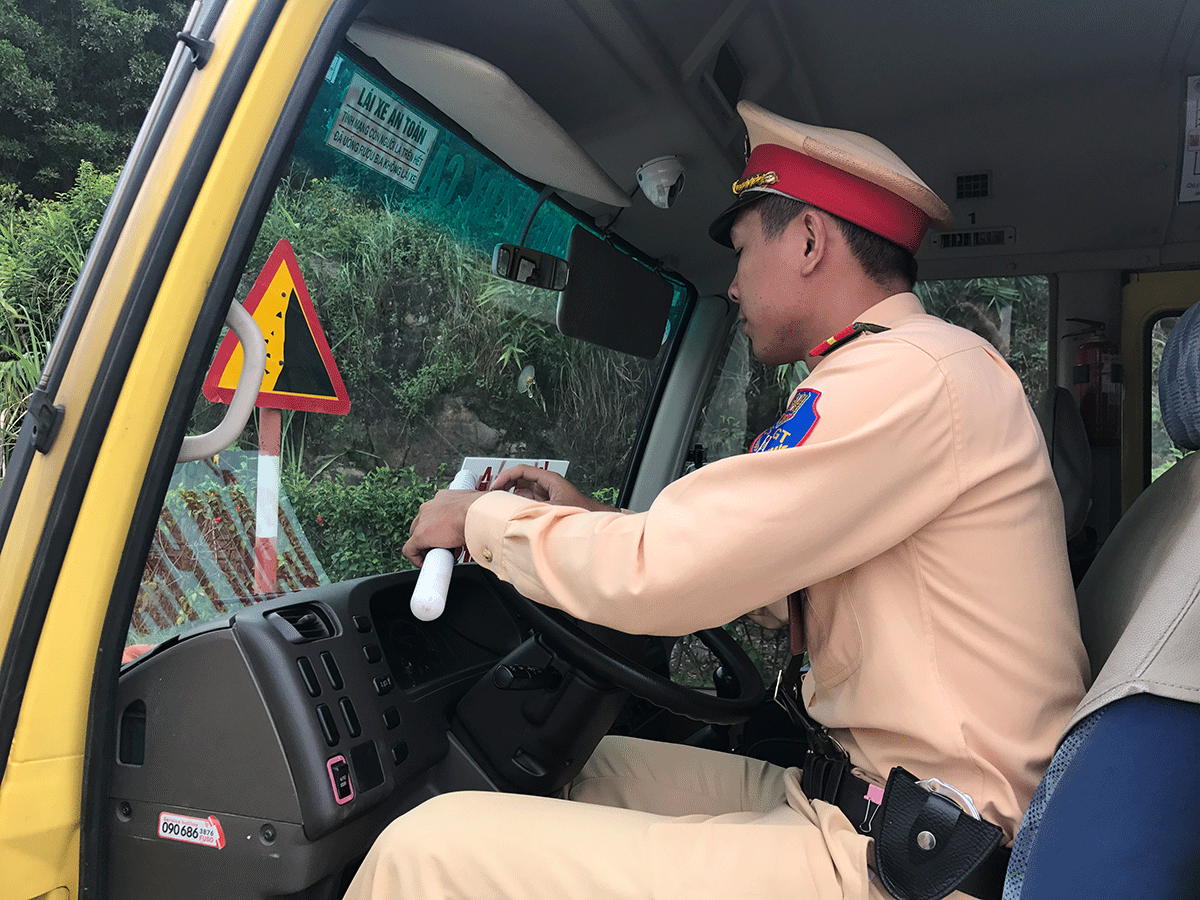Công an huyện Vân Đồn kiểm tra thiết bị an toàn trên phương tiện vận chuyển hành khách trên tỉnh lộ 334
