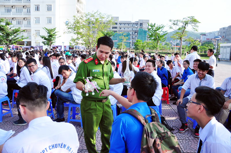 Thượng úy Nguyễn Văn Hoàn tuyên truyền phòng chống ma túy tại trường THPT Chuyên Hạ Long (Ảnh: Nhân vật cung cấp).