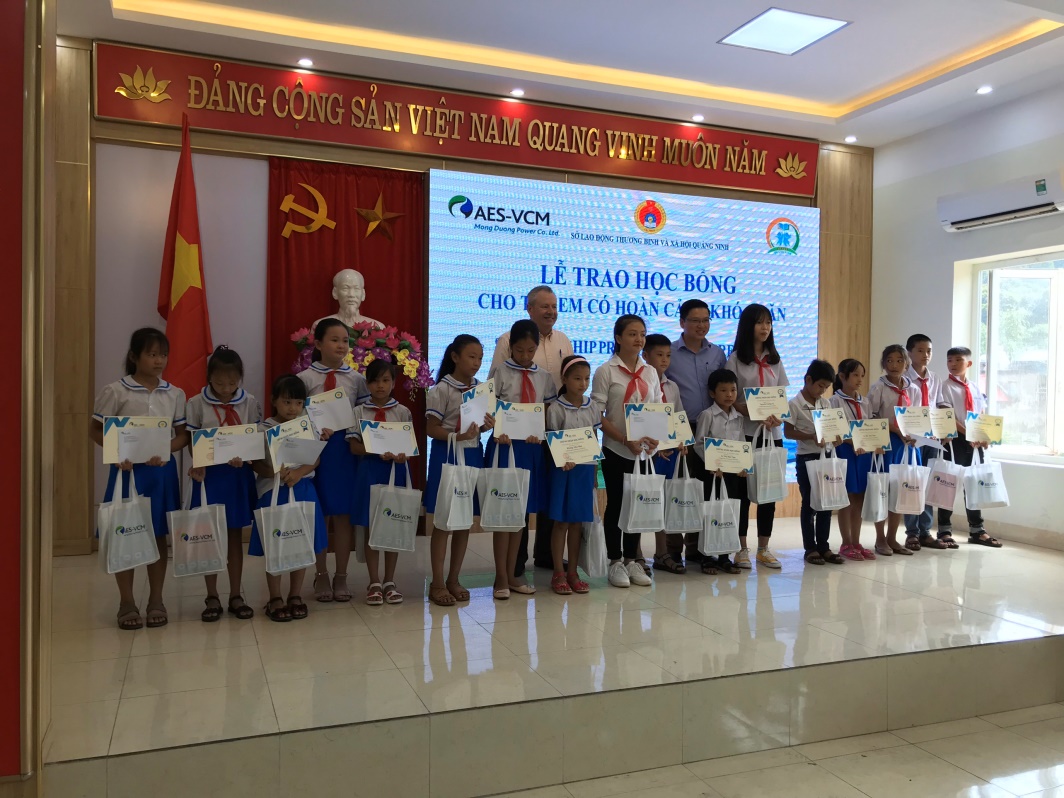 Tháng 9/2019, AES Mông Dương trao 170 suất học bổng với tổng trị giá 204 triệu đồng cho học sinh nghèo tại TP Cẩm Phả.