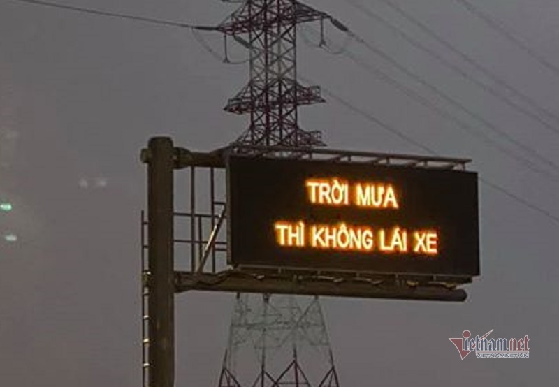 Thông báo ‘trời mưa thì không lái xe’ trên bảng điện tử cao tốc Long Thành khiến tài xế ngỡ ngàng