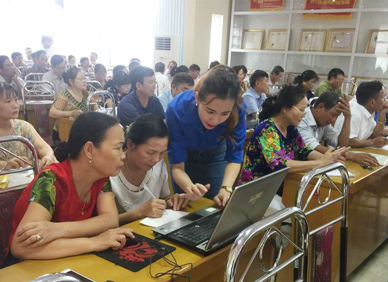 ĐVTN TP Cẩm Phả hướng dẫn áp dụng dịch vụ công trực tuyến mức độ 3, 4 cho cán bộ các khu phố trên địa bàn phường Quang Hanh.