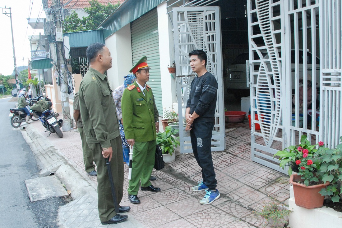 Công an xã Đông Xá (huyện Vân Đồn) trao đổi với người dân thôn Đông Hợp, nắm tình hình dư luận tại địa phương.