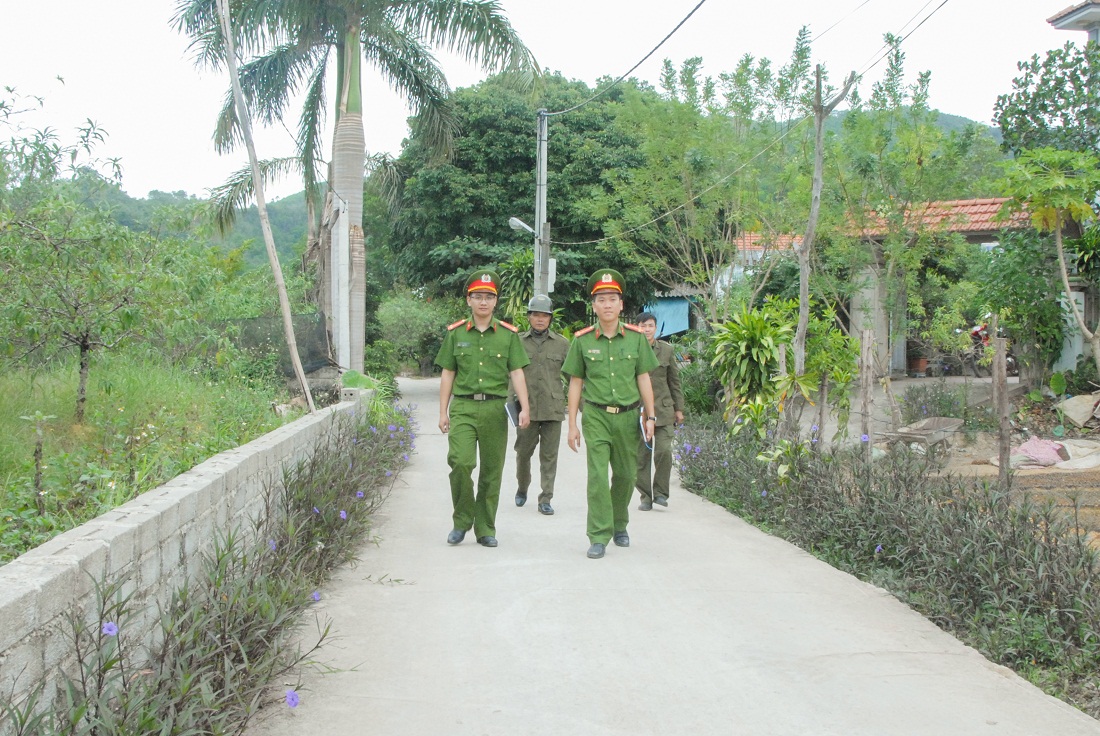 Tổ tuần tra Công an xã Hạ Long (huyện Vân Đồn) nắm tình hình tại thôn 7 của xã.