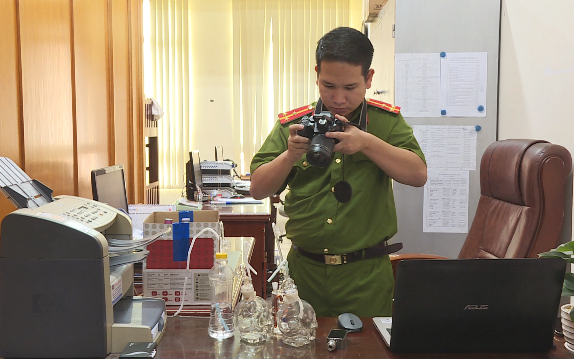 Thượng uý Nguyễn Văn Hoang chuẩn bị hình ảnh để trình chiếu trình các buổi tuyên truyền cho học sinh, sinh viên.