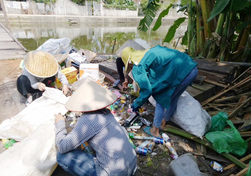 Hội viên phụ nữ phường Phong Hải (TX Quảng Yên) phân loại rác thải.