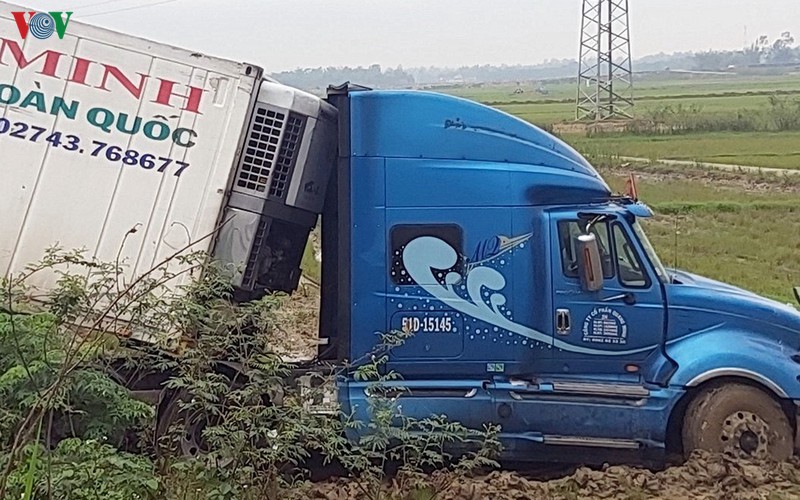Xe container lao xuống ruộng sau vụ tai nạn.