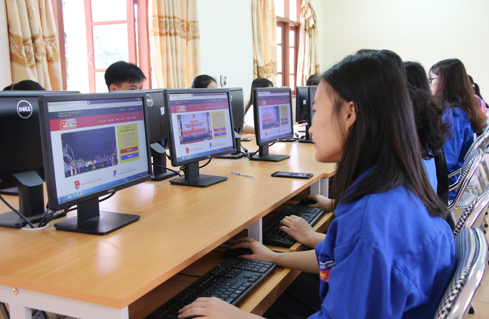 Các ĐVTN tham gia cuộc thi trắc nghiệm tìm hiểu “90 năm – vinh quang Đảng cộng sản Việt Nam” bằng hình thức thi trực tuyến tại ngày hội.