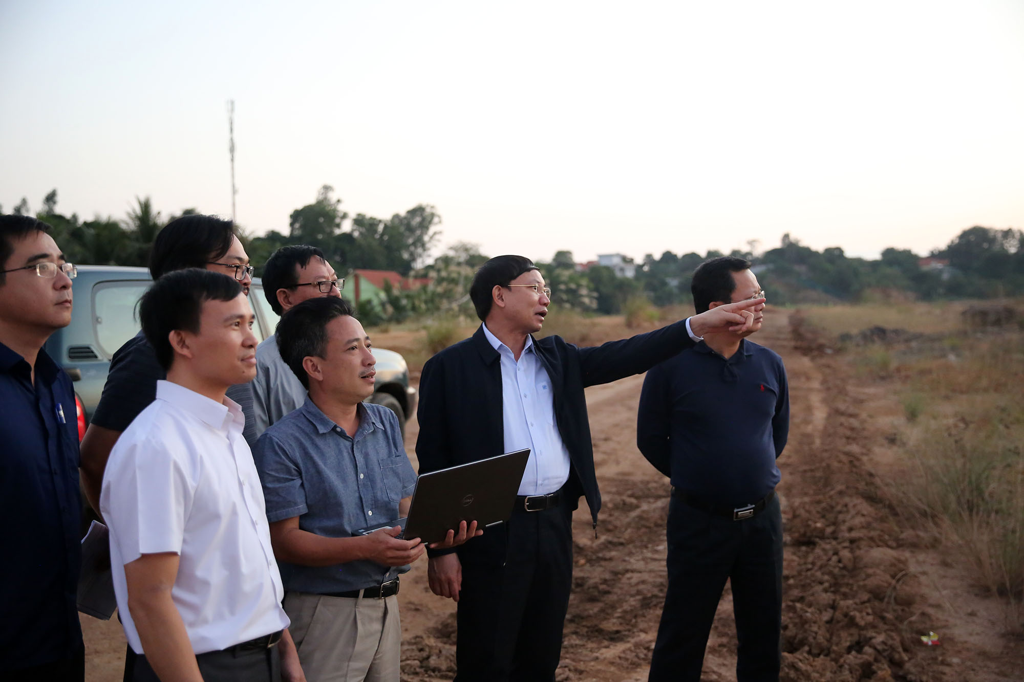 Đồng chí Bí thư Tỉnh ủy, yêu cầu giữ nguyên dịện tích rừng phòng hộ, rừng đặc dụng khu vực đồi ven tuyến đường 10 làn xe, từ nút giao Minh Khai tới ngã 3 đường Hoàng Quốc Việt.