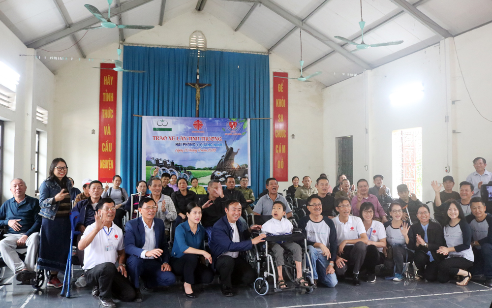 Hội Bảo trợ Người Khuyết tật và trẻ mô côi tỉnh Quảng Ninh đã phối hợp với TX Đông Triều, Ban Bác ái Caritas Giáo phận Hải Phòng tổ chức trao tặng xe lăn cho 38 người khuyết tật có hoàn cảnh khó khăn trên địa bàn thị xã Đông Triều.