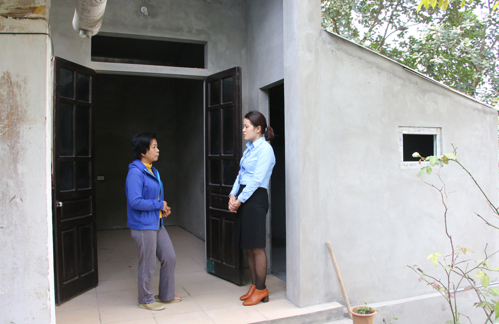 Cán bộ phường Cao Thắng hỏi thăm tình hình hoàn thiện nhà mới của bà Nguyễn Thị Loan.
