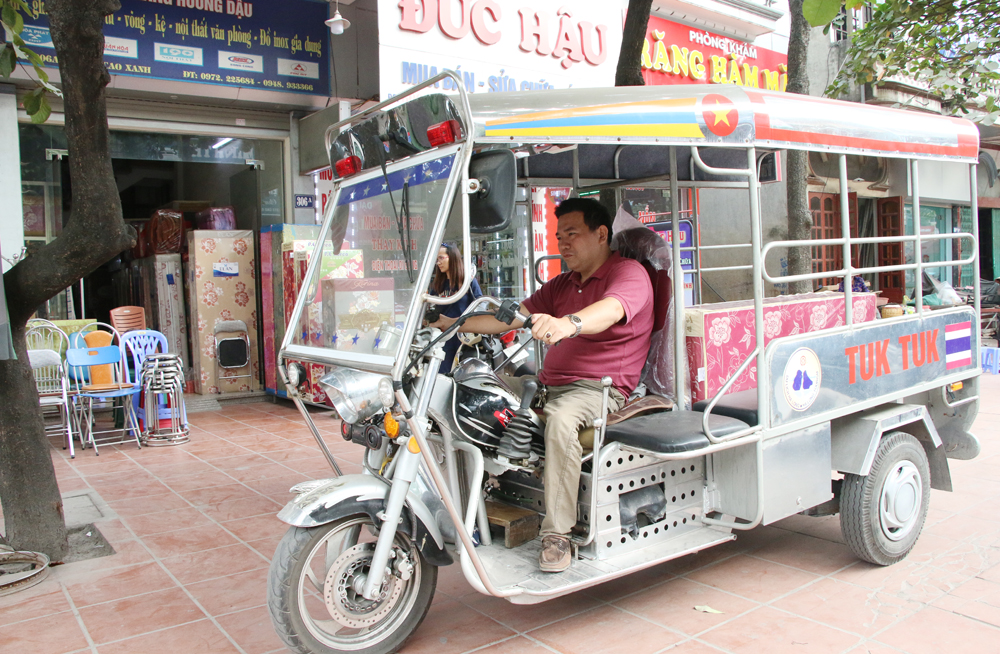 Anh Nguyễn Mạnh Toàn tự chở hàng đi giao tại những địa điểm gần cửa hàng.