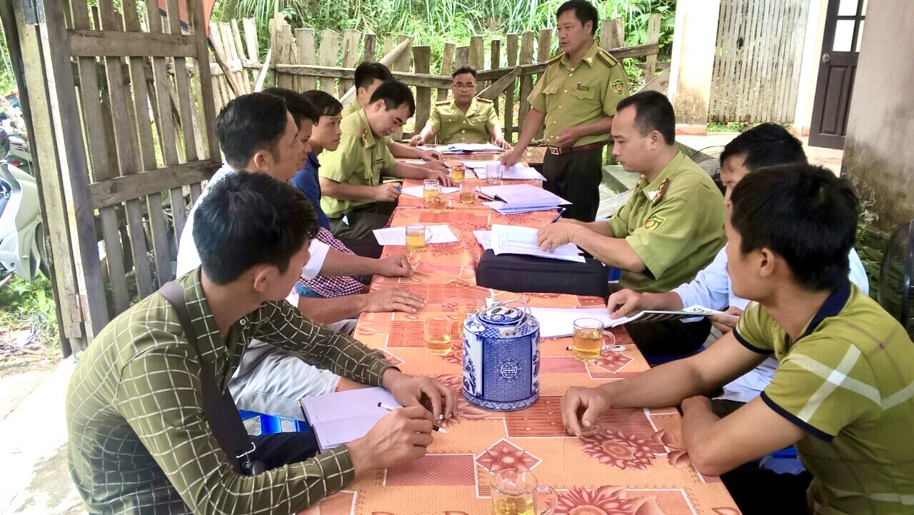 Cán bộ Khu BTTN Đồng Sơn - Kỳ Thượng phối hợp với các địa phương 5 xã trong công tác kiểm tra, tuần tra, giám sát các hoạt động xâm hại đến rừng. 
