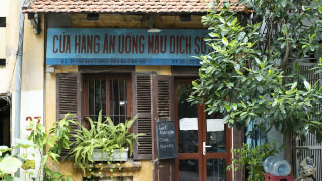 Nhà hàng gợi nhớ lại không gian và các món ăn xưa cũ thời bao cấp của Việt Nam. Ảnh: CNN.