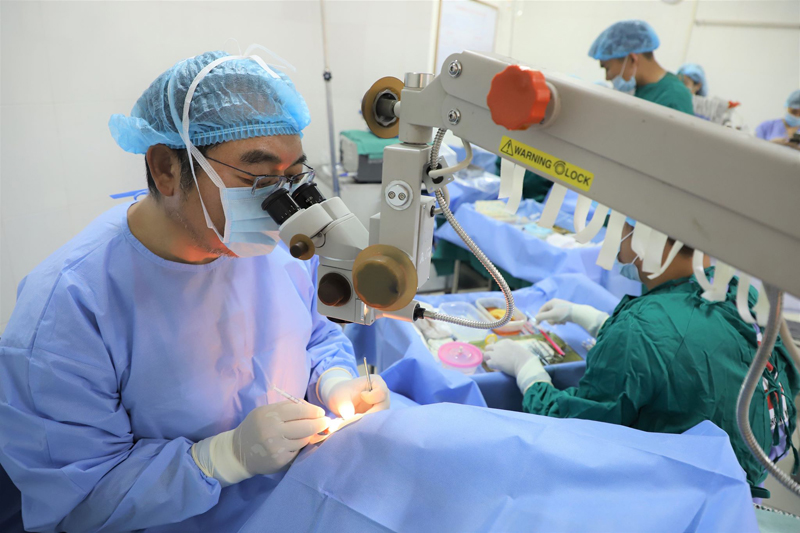 Tổ chức Phòng chống mù lòa châu Á- Thái Bình Dương phối hợp cùng Sở Y tế phẫu thuật thay thủy tinh thể miễn phí cho bệnh nhân tại Trung tâm Y tế Móng Cái vào tháng 10/2019. Ảnh: Minh Khương (CDC Quảng Ninh).