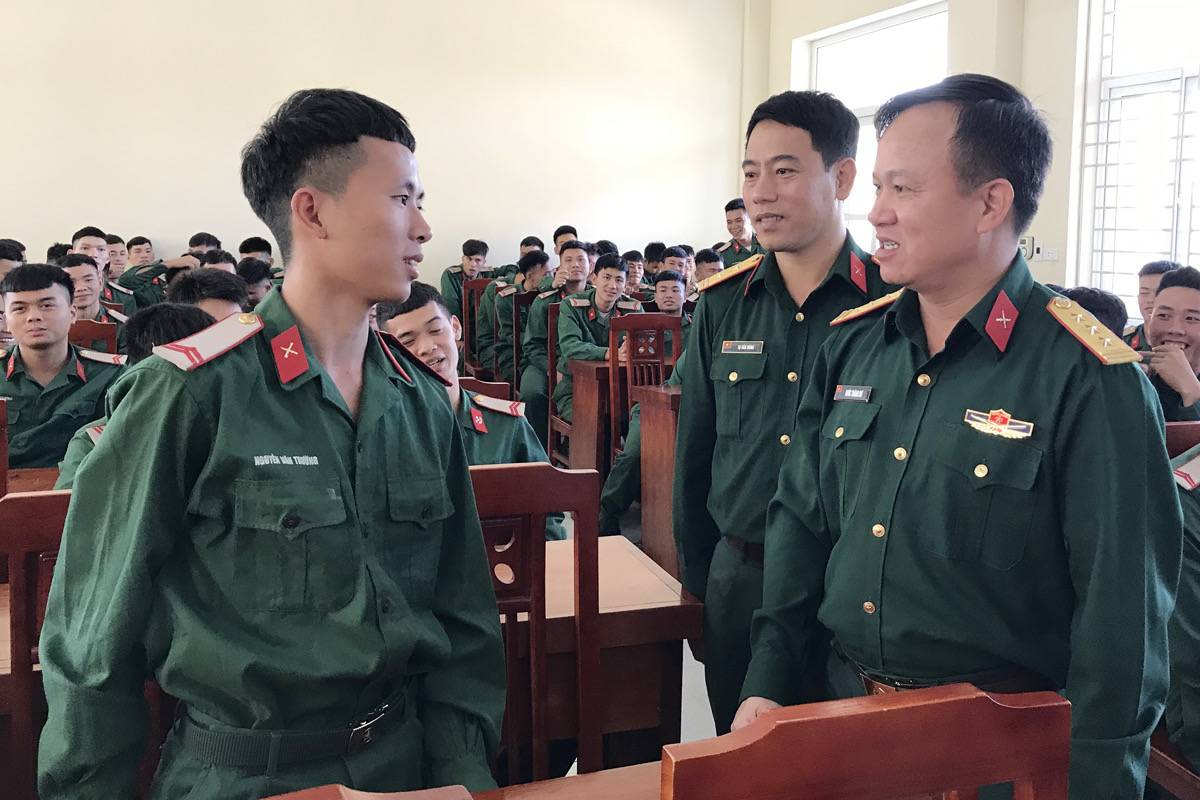 Thượng tá Khúc Thành Dư, Phó Chỉ huy trưởng Bộ CHQS tỉnh, động viên các chiến sĩ hoàn thành chương trình huấn luyện chuyển loại chuyên nghiệp quân sự.